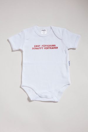 Erst Fütterung schafft Vertrauen - Strampler aus weisser Biobaumwolle von Elternhaus